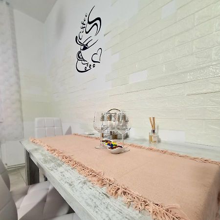 Mural Art Apartament เปโตรชานิ ภายนอก รูปภาพ