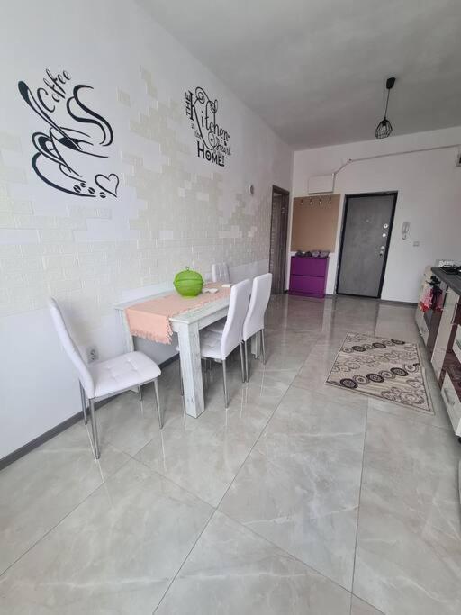 Mural Art Apartament เปโตรชานิ ภายนอก รูปภาพ