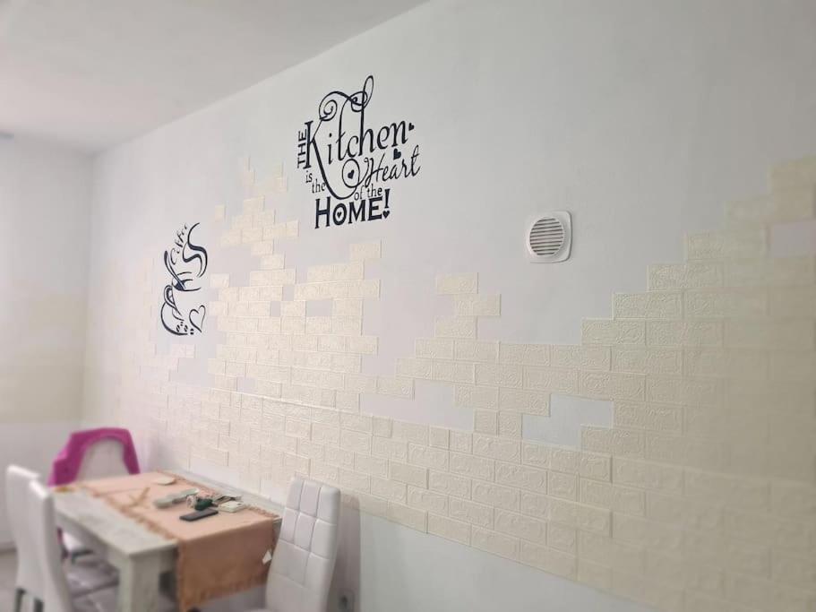 Mural Art Apartament เปโตรชานิ ภายนอก รูปภาพ