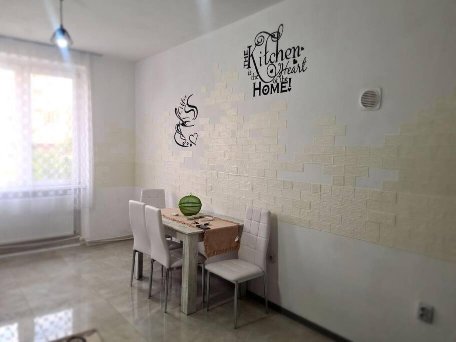 Mural Art Apartament เปโตรชานิ ภายนอก รูปภาพ