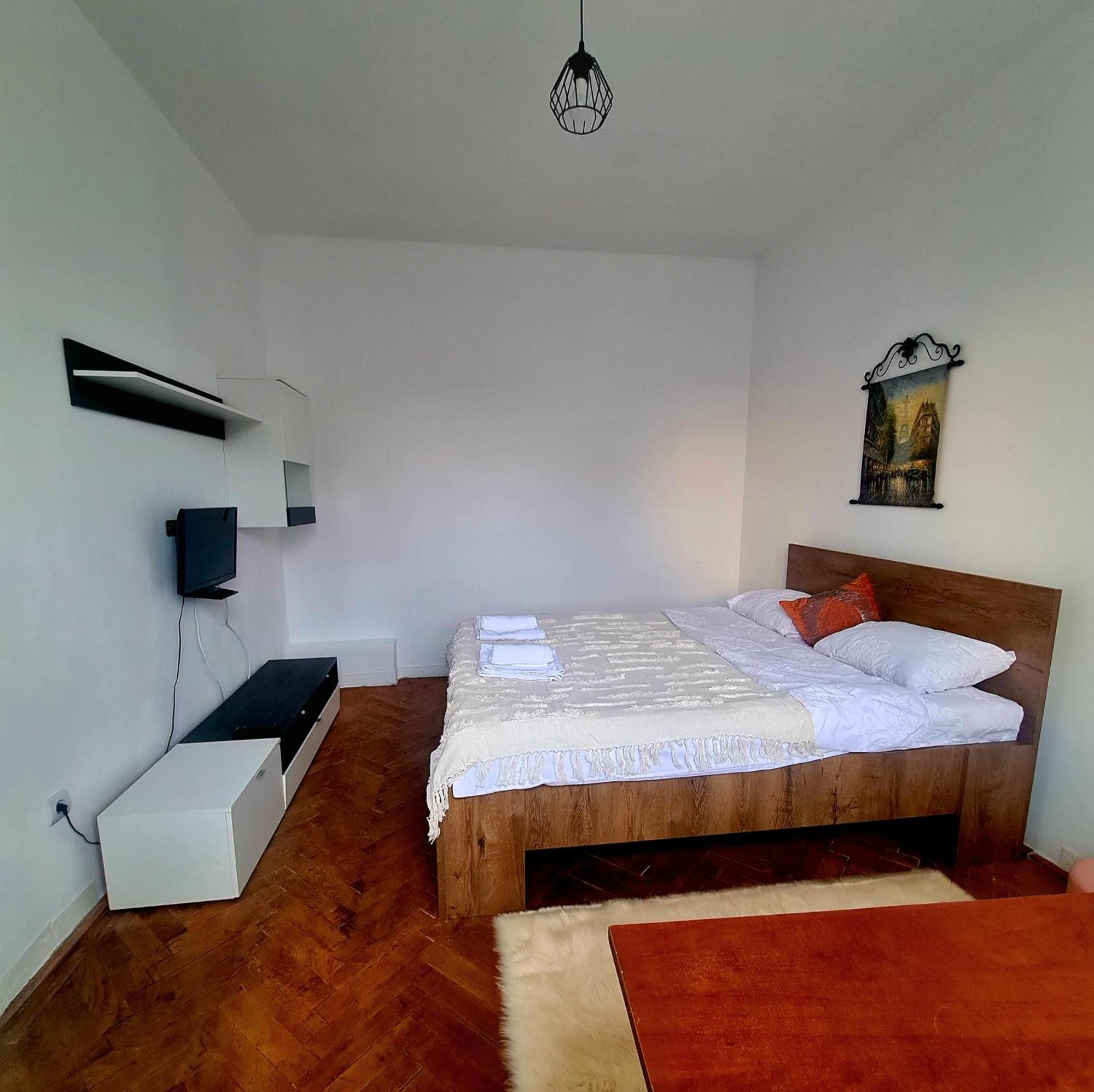 Mural Art Apartament เปโตรชานิ ภายนอก รูปภาพ